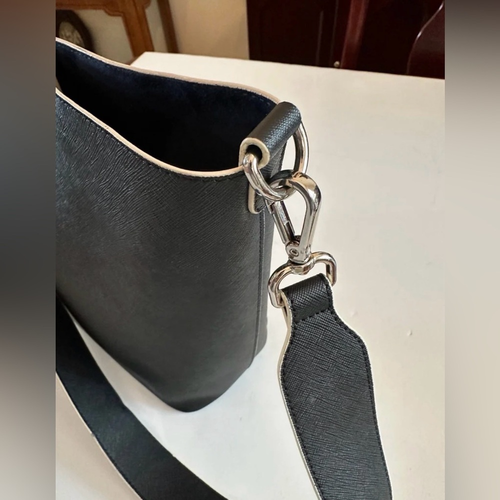 tde. Large Black Leather Shoulder Bag with Wrist Strap - Picture 5 of 9